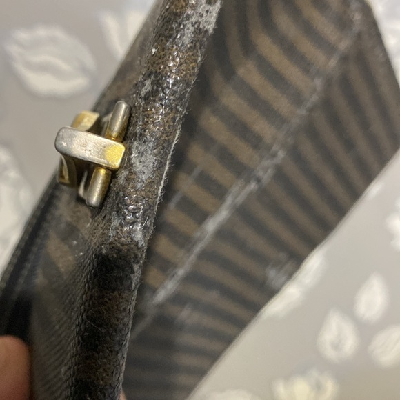Fendi long wallet. Lots of deep scratches and paint peeling and scratches. - Picture 11 of 12